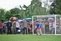 Presiden Jokowi main bola dengan warga di Labuan Bajo. Foto: Antara