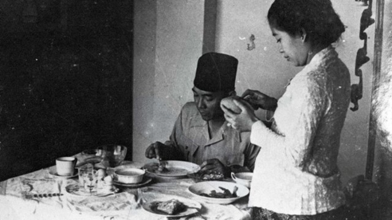 Presiden pertama RI Soekarno sarapan bersama Fatmawati. (Foto perpusnas.go.id)