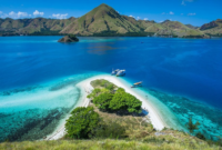 Pulau Kelor berlokasi dekat dengan kota Labuan Bajo, yang merupakan ibukota Kabupaten Manggarai Barat.
