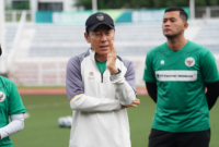 Pelatih Timnas Indonesia, Shin Tae-yong atau STY memberikan arahan kepada skuad Garuda sebelum pertandingan Grup F putaran kedua Kualifikasi Piala Dunia 2026 Zona Asia melawan Filipina. Foto: PSSI