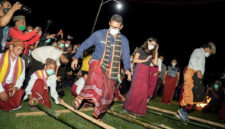 Menparekraf Sandiaga Uno menari Rangkuk Alu di Labuan Bajo. Foto Tarian Rangkuk Alu: Kemenparekra