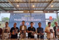 Kegiatan bedah buku berjudul Buku Hitam Prabowo, Sejarah Kelam Reformasi 1998 digelar di Coffea Nusa Surabaya, Sabtu (17/12/2023). Foto: Istimewa