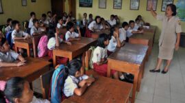 Guru melakukan aktivitas belajar mengajar saat hari pertama masuk sekolah di SDN Srondol Wetan 01 Semarang, Jateng, Senin (15/7/2015). Foto: Antara