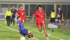 Pemain Timnas Putri Indonesia Claudia Scheunemann (Nomor 9) usai mencetak gol ke gawang Singapura dalam laga persahabatan yang berlangsung di Stadion Madya Senayan, Selasa (28/5/2024). Pada partai ini, Garuda Pertiwi berhasil melibas The Lionesses 5-1. (Foto: PSSI)
