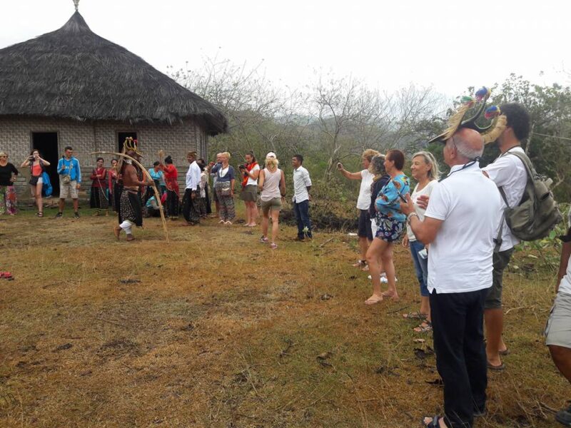 Sejumlah wisatawan menyaksikan Tarian Caci. Foto: Istimewa