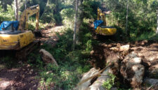 Alat berat yang digunakan oleh Pemerintah Desa saat menggusur paksa lahan warga Gurung Desa Golo Lanak. (Doc for Tajukflores.com)