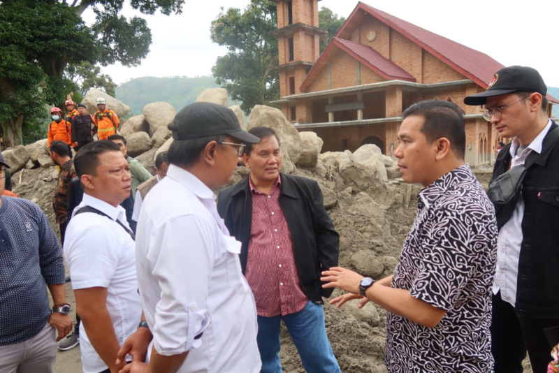 Kemenag memberi bantuan kepada Gereja Stasi Santo Mikael Simangulampe yang terdampak banjir bandang yang terjadi pada 1 Desember 2023. Foto: Kemenag