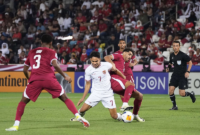 Gelandang Timnas Indonesia, Marselino Ferdinan saat dilanggar para pemain Qatar saat laga kedua tim di penyisihan Grup A Pial Asia U-23 yang berlangsung di Stadion Jassim Bin Hamad, Doha, Qatar pada Senin (15/4/2024). Foto: PSSI
