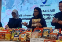 Plt Kepala BPOM Rizka Andalusia saat memperlihatkan produk pangan ilegal yang beredar di masyarakat selama Ramadhan 1445 H/2024 M, dalam konferensi pers di Gedung BPOM RI Jakarta, Senin (1/4/2024). (Foto: ANTARA/Andi Firdaus)