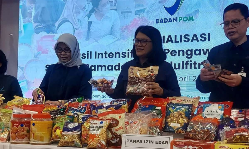 Plt Kepala BPOM Rizka Andalusia saat memperlihatkan produk pangan ilegal yang beredar di masyarakat selama Ramadhan 1445 H/2024 M, dalam konferensi pers di Gedung BPOM RI Jakarta, Senin (1/4/2024). (Foto: ANTARA/Andi Firdaus)