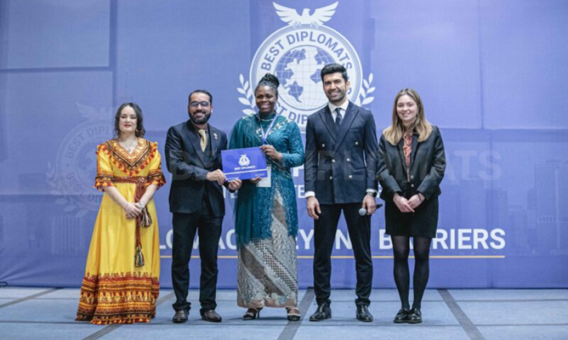 Esther Dangosu, WNI kelahiran Nigeria menorehkan sejarah dengan meraih gelar Diplomat Terbaik untuk kedua kalinya. Foto: Istimewa