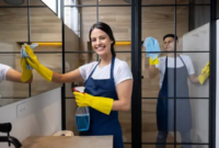 Membangun hubungan yang kuat dengan penyedia jasa cleaning service eksternal dapat membantu mengatasi kekurangan tenaga kerja internal. Foto ilustrasi