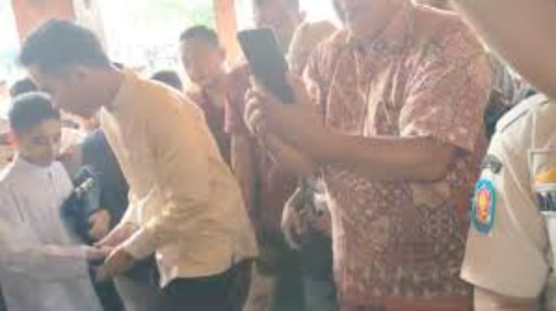 Wai Kota Surakarta Gibran Rakabuming Raka membagikan amplop usai melaksanakan salat Idul Fitri 