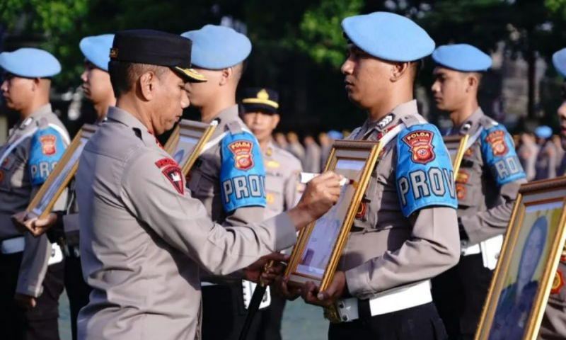 Kapolda Jabar Irjen Akhmad Wiyagus saat menggelar upacara pemberhentian tidak dengan hormat (PTDH) terhadap 28 personel Polri di Mapolda Jabar, Kota Bandung, Senin (4/3/2024). Foto: Antara