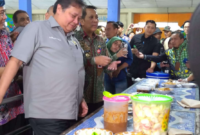 Menko Bidang Petekonomian Airlangga Hartarto mencicipi menu program makan siang gratis yang disimulasikan di SMPN 2 Curug, Kabupaten Tangerang, Kamis (29/2/2024). Foto: RRI