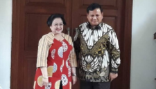Ketua Umum Partai Gerindra Prabowo Subianto (kanan) bertemu Ketua Umum PDIP Megawati Soekarnoputri di di kediaman Megawati, Jalan Teuku Umar, Jakarta, Rabu (24/7/2019). Foto: Tirto.id