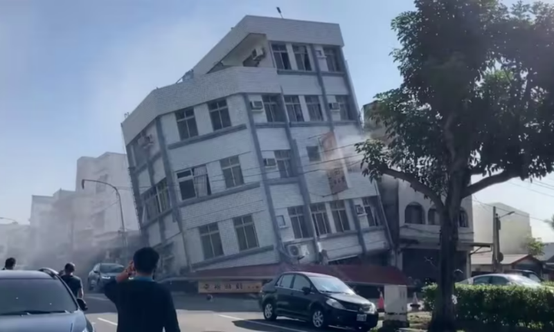 Sebuah bangunan yang runtuh sebagian terlihat di Hualien, di Taiwan bagian timur pada hari Rabu (3/4/2024) setelah gempa berkekuatan Mw 7,4 mengguncang seluruh pulau tersebut dan menciptakan tsunami yang menghantam daratan di pulau-pulau selatan Jepang. (TVBS/The Associated Press)