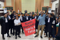 Hariz Azhar dan Fatia Maulidayanti beserta kuasa hukum merayakan putusan bebas di ruang sidang Pengadilan Negeri Jakarta Timur, Senin (8/1/2023). Foto: dok KontraS
