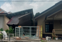 Kondisi rumah rusak akibat angin puting beliung di Kelurahan Golo Dukal, Kecamatan Langke Rembong, Kabupaten Manggarai, NTT. Foto: Facebook Emiliano Sstp

