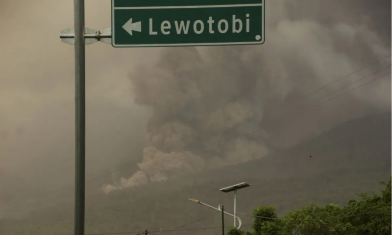 Gunung Lewotobi di Kecamatan Wulanggitang mengeluarkan material Vulknanik pada Rabu (10/1/2024). Polisi memberlakukan sistem buka tutup di jalan Trans Flores yang menghubungkan Maumer dan Larantuk. Foto: Antara
