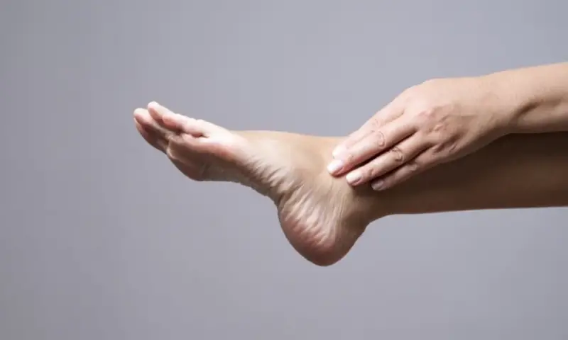Pemakaian sepatu tertentu atau bahan tertentu dalam sepatu dapat menyebabkan gesekan dan mengakibatkan mata kaki menghitam. Foto ilustrasi
