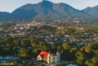 Pemandangan Kota Ruteng, ibu kota Kabupaten Manggarai, Pulau Flores dengan latar belakang Pegunungan Mandusawu. Foto: Istimewa