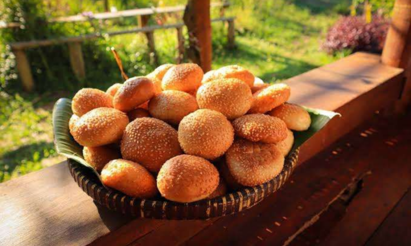Kompiang termasuk salah satu makanan favorit orang Manggarai (Manggarai, Manggarai Barat dan Manggarai Timur). Makanan ini terbuat dari tepung terigu, gula, garam, dan air. Foto ilustrasi: RRI