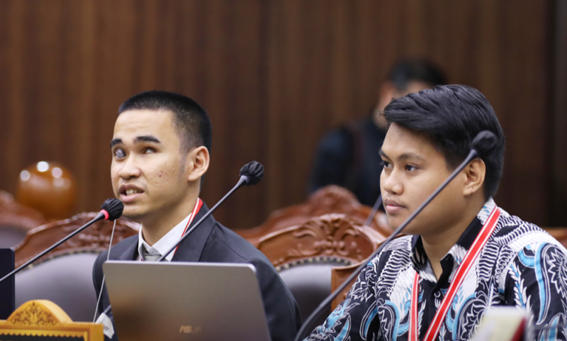 Dua mahasiswa hukum Universitas Indonesia, Nur Fauzi Ramadhan (kiri) dan Ahmad Alfarizy (kanan) melakukan uji materi UU Pilkada di MK. Keduanya meminta MK melarang caleg terpilih Pemilu 2024 untuk maju di Pilkada 2024. Foto: Twitter MK/Tajukflores.com