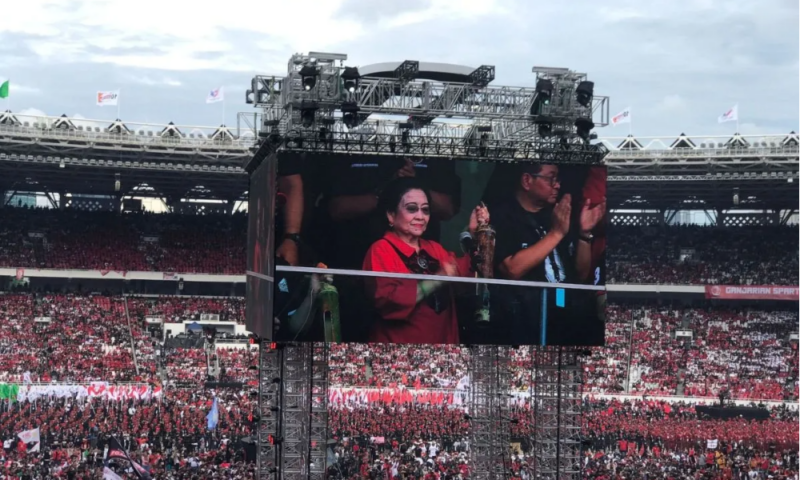Ketua Umum PDIP Megawati Soekarnoputri memukul kentongan di konser Salam Metal di Gelora Bung Karno Jakarta, Sabtu (3/2/2024). Foto: Antara