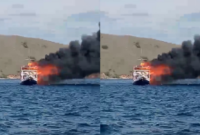 Tangkap layar kapal pinisi Carpe Diem terbakar di perairan Pulau Siaba, Labuan Bajo, Kabupaten Manggarai Barat, Sabtu, 3 Februari 2204. (Tajukflores.com)