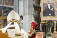 Paus Fransiskus berdoa dalam Misa untuk kanonisasi Santa Maria Antonia de Paz Figueroa, yang dikenal sebagai Mama Antula, di Basilika Santo Petrus di Vatikan pada Minggu, 11 Februari 2024. (Foto CNS / Media Vatikan)