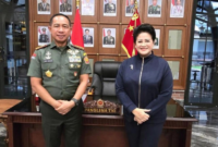 Pengamat militer Connie Bakrie bersama Panglima TNI Jendral Agus Subiyanto, Februari 2024. Foto: Instagram/@connierahakundinibakrie