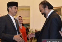 Presiden Jokowi berjabat tangan dengan Ketua Umum Partai NasDem Surya Paloh (kedua kanan) di Istana Kepresidenan Bogor, Jawa Barat, Jumat (15/6/2018). Foto: Antara
