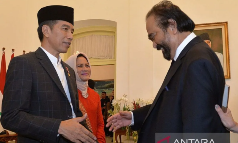 Presiden Jokowi berjabat tangan dengan Ketua Umum Partai NasDem Surya Paloh (kedua kanan) di Istana Kepresidenan Bogor, Jawa Barat, Jumat (15/6/2018). Foto: Antara