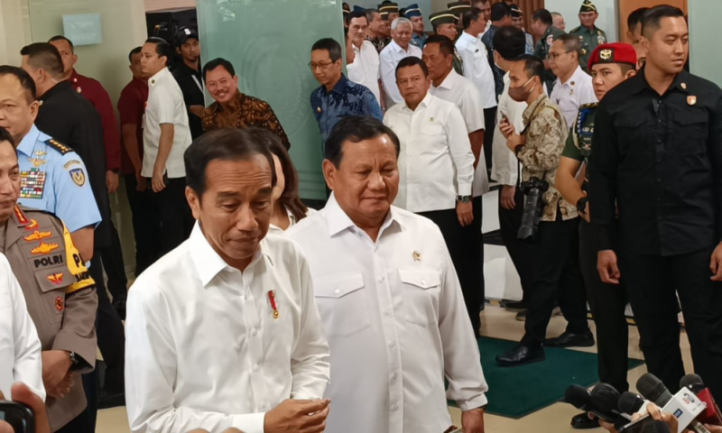 Presiden Joko Widodo didampingi Menteri Pertahanan RI, Prabowo Subianto di RS Pusat Pertahanan Negara, di Bintaro, Senin (19/2/2024). Foto: Istimewa
