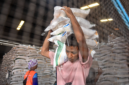Pekerja mengangkat beras Bulog di gudang Bulog, Cibitung, Bekasi, Jawa Barat, Jumat (16/2/2024). Foto: Antara/RRI