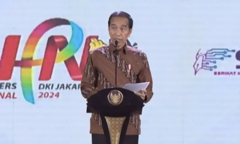  Presiden RI Joko Widodo (Jokowi) saat berpidato dalam acara Puncak Peringatan Hari Pers Nasional (HPN) 2024 di Econventional Hall Ecopark Pancol, Jakarta, Senin (20/2/2024). (ANTARA/Andi Firdaus)