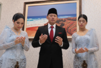 Ketua Umum Partai Demokrat, Agus Harimurti Yudhoyono (AHY) berdoa bersama istrinya Anisa Pohan dan anak mereka sebelum dilantik Presiden Jokowi sebagai Menteri ATR/BPN. Foto: Twitter AHY