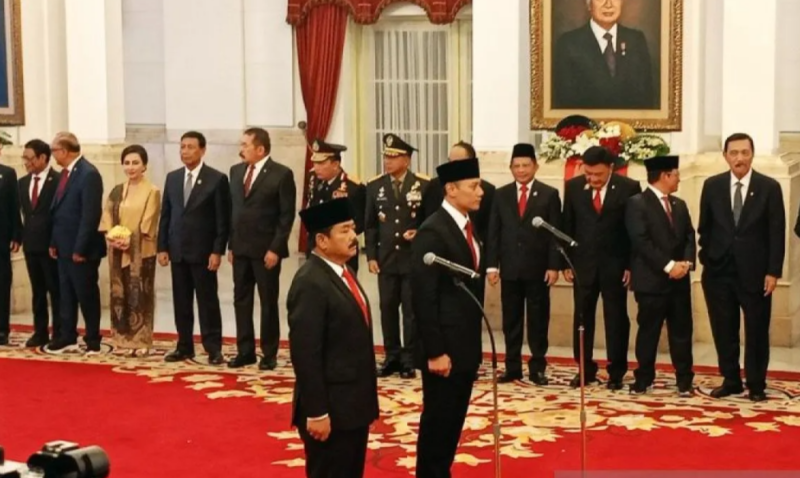 Presiden Jokowi melantik adi Tjahjanto dan Agus Harimurti Yudhoyono dilantik sebagai Menko Polhukam dan Menteri ATR/Kepala BPN di Istana Negara, Jakarta, Rabu (21/2/2024). Foto: Antara
