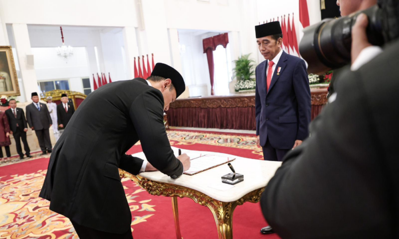 Presiden Jokowi melantik Agus Harimurti Yudhoyono dilantik sebagai Menteri ATR/Kepala BPN di Istana Negara, Jakarta, Rabu (21/2/2024). Foto: Twitter AHY