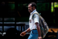 Potret seorang siswa SMA di Papua yang tengah berjalan kaki dengan tas di punggungnya viral di media sosial. Foto: Facebook Papuansfoto