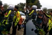 Tangkap layar video viral anggota TNI dan Satlantas Polres Soe, Kabupaten TTS nyaris bentrok. Foto: Tajukflores.com/Instagram @infanteri_indonesia)