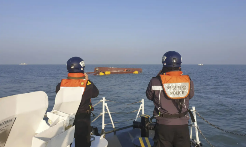 Anggota Tim SAR Korea Selatan (Korsel) mencari orang-orang dalam kapal yang terbalik di perairan lepas pantai barat daya negara di Korsel pada hari Minggu, 5 Februari 2023. Foto ilustrasi TIM SAR/AFP
