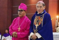 Uskup Agung Kupang yang baru, Mgr Hironimus Pakaenoni dan Uskup Emeritus Mgr Petrus Turang. Foto: Tajukflores.com/Facebook