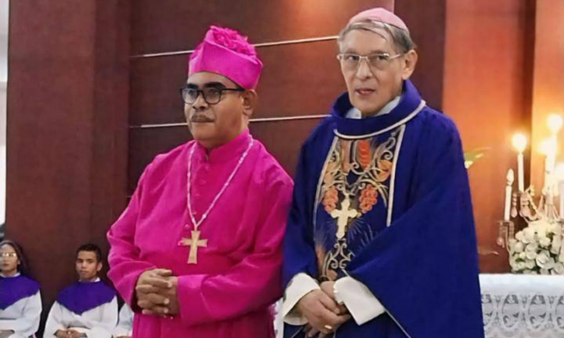Uskup Agung Kupang yang baru, Mgr Hironimus Pakaenoni dan Uskup Emeritus Mgr Petrus Turang. Foto: Tajukflores.com/Facebook