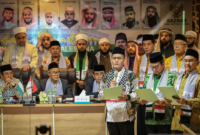 Wakil Sekretaris Jenderal Majelis Ulama Indonesia (MUI) Arif Fahrudin (tiga kanan) memimpin deklarasi peningkatan boikot produk Israel di Kantor MUI, Jakarta, Minggu (10/3/2024). Foto: Antara