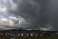 Ilustrasi: Awan tebal menyelimuti langit di kawasan pemukiman warga di Palu, Sulawesi Tengah. Foto: Antara