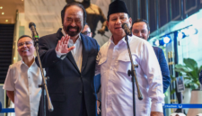 Capres terpilih Prabowo Subianto (kanan) bersama Ketua Umum Partai NasDem Surya Paloh (kiri) memberikan keterangan pers usai melakukan pertemuan tertutup di NasDem Tower, Jakarta, Jumat (22/3/2024). Foto: Antara