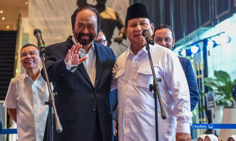 Capres terpilih Prabowo Subianto (kanan) bersama Ketua Umum Partai NasDem Surya Paloh (kiri) memberikan keterangan pers usai melakukan pertemuan tertutup di NasDem Tower, Jakarta, Jumat (22/3/2024). Foto: Antara
