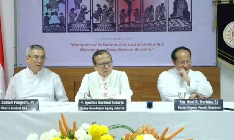 Uskup Keuskupan Agung Jakarta Ignatius Kardinal Suharyo (tengah) dalam konferensi pers di Jakarta, Minggu (31/3/2024). Foto: RRI